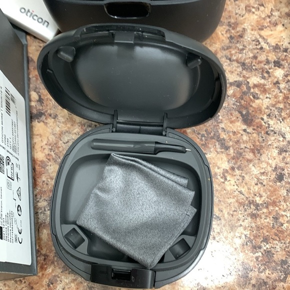 NWOT Oticon Hearing AIDS and accessories - Picture 6 of 9